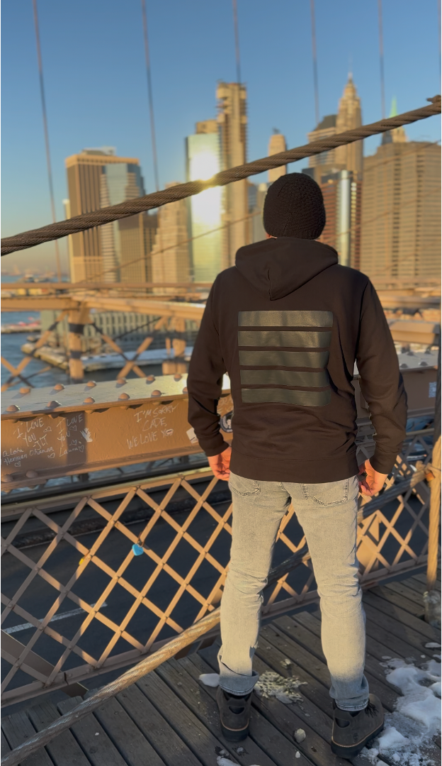 Schwarzer Hoodie mit dezentem Ton-in-Ton-Streifendesign auf der Rückseite.