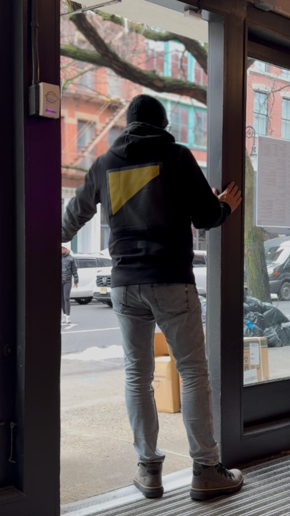 Mann mit schwarzen ONCE THE ROAD SUNSHINE Hoodie