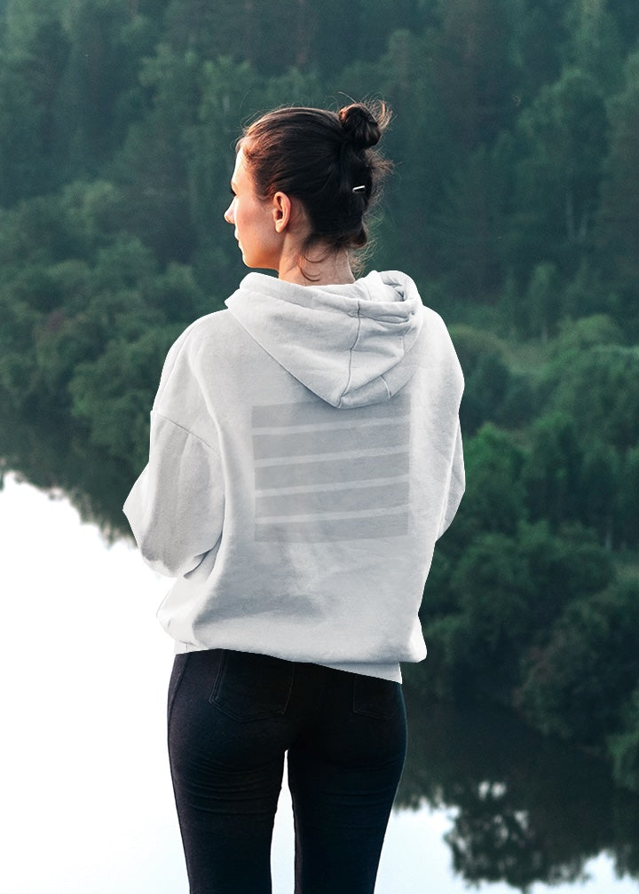 Weißer Hoodie mit dezentem Ton-in-Ton-Streifendesign auf der Rückseite.
