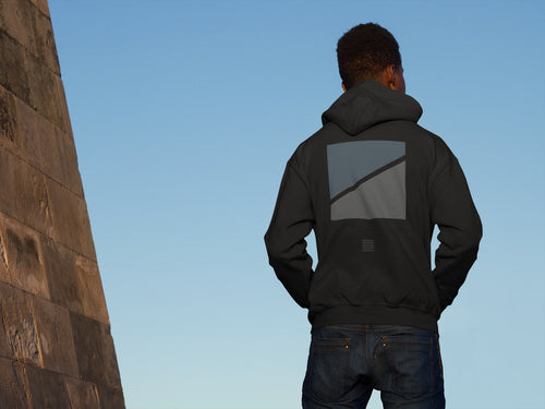 Schwarzer Hoodie mit geometrischem Road-Print in Blau und Anthrazit auf der Rückseite.