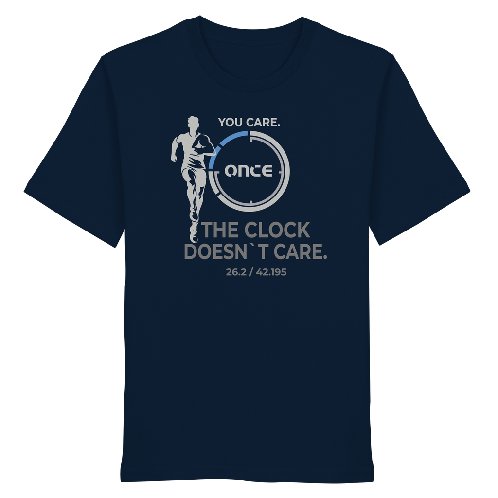 Navxblaues T-Shirt mit Laufgrafik, stilisiertem Uhrsymbol und dem Schriftzug „YOU CARE. THE CLOCK DOESN`T CARE.“ sowie „26.2 / 42.195“ auf der Vorderseite.