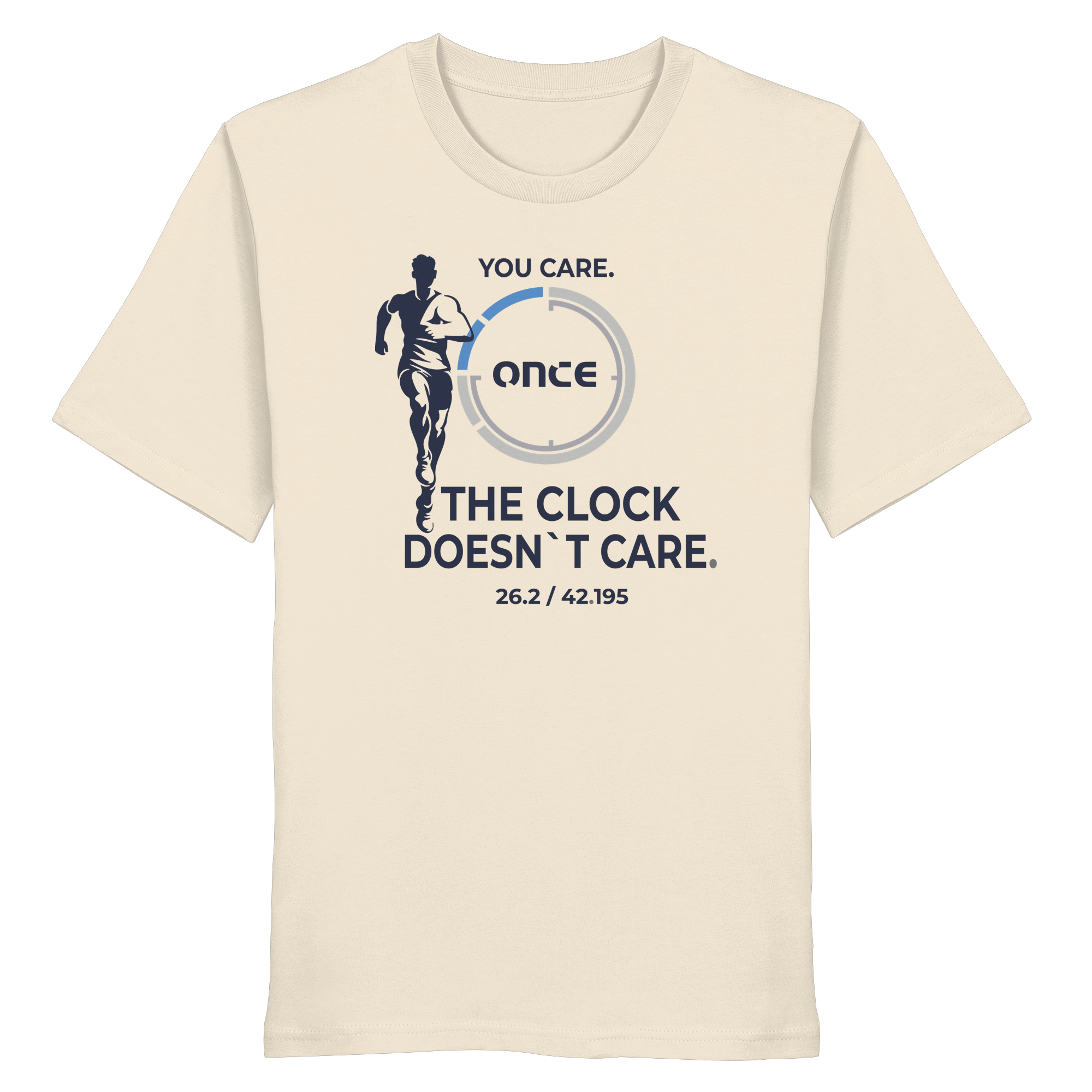 Natural-Raw farbenes T-Shirt mit Laufgrafik, stilisiertem Uhrsymbol und dem Schriftzug „YOU CARE. THE CLOCK DOESN`T CARE.“ sowie „26.2 / 42.195“ auf der Vorderseite.