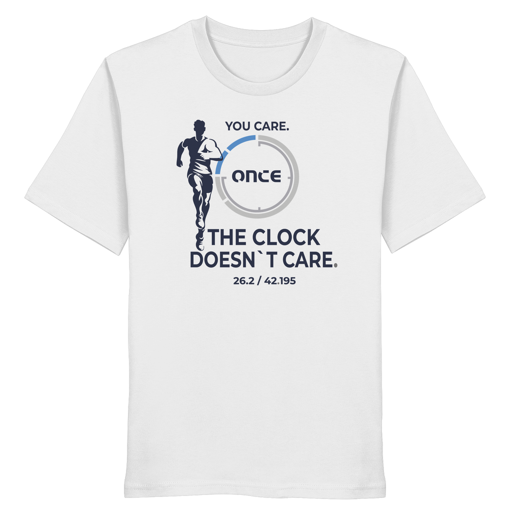 Weißes T-Shirt mit Laufgrafik, stilisiertem Uhrsymbol und dem Schriftzug „YOU CARE. THE CLOCK DOESN`T CARE.“ sowie „26.2 / 42.195“ auf der Vorderseite.
